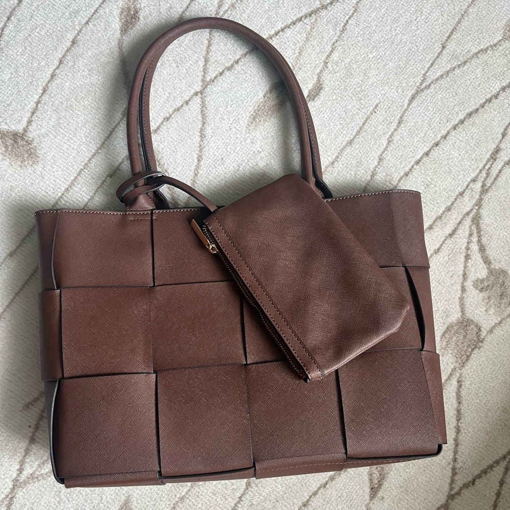 Elegant Brown Tote Bag with Pouch